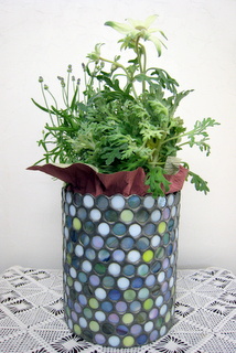 １円玉サイズを集めた鉢に観葉植物を